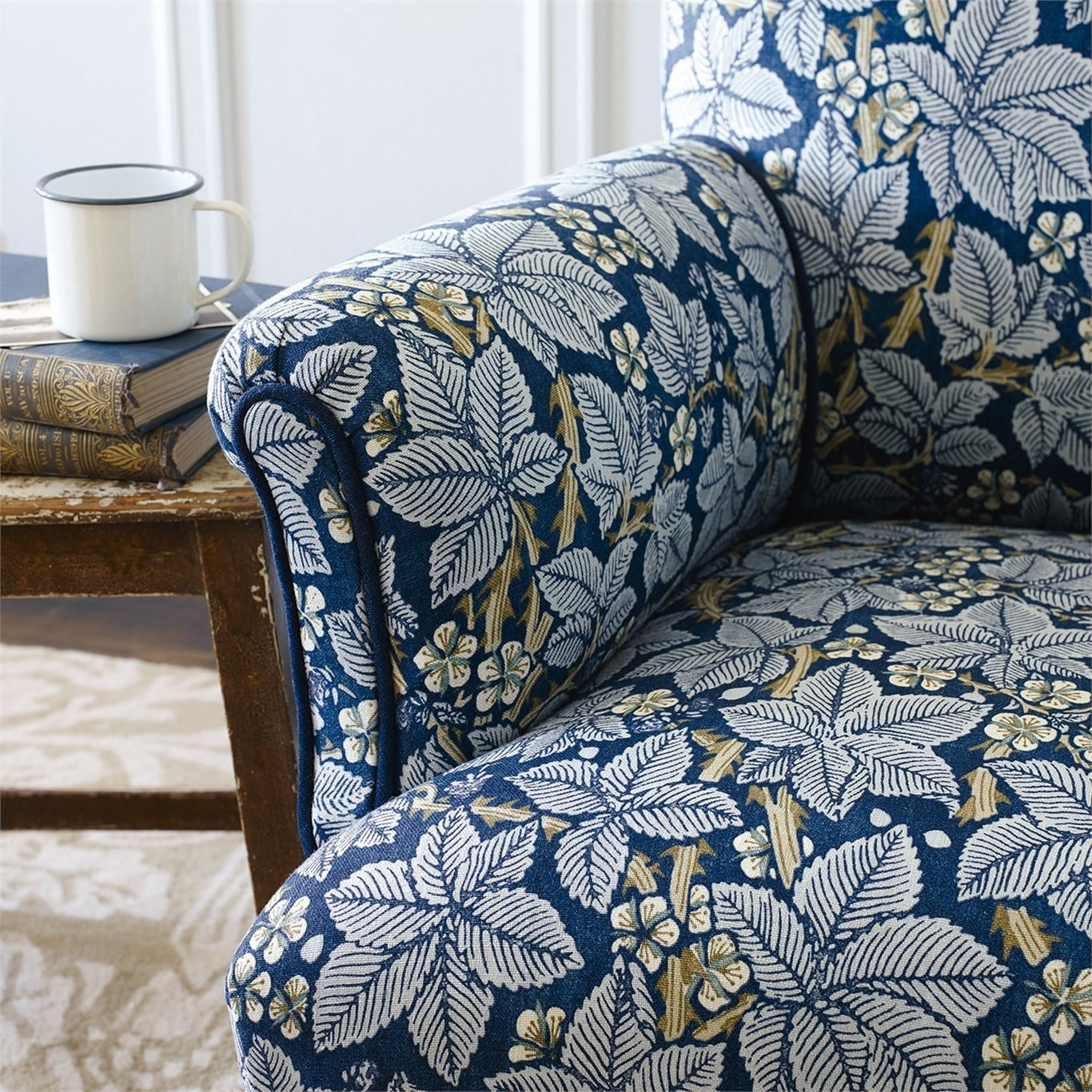 William Morris Bramble - Light Blue and Red - Image 4