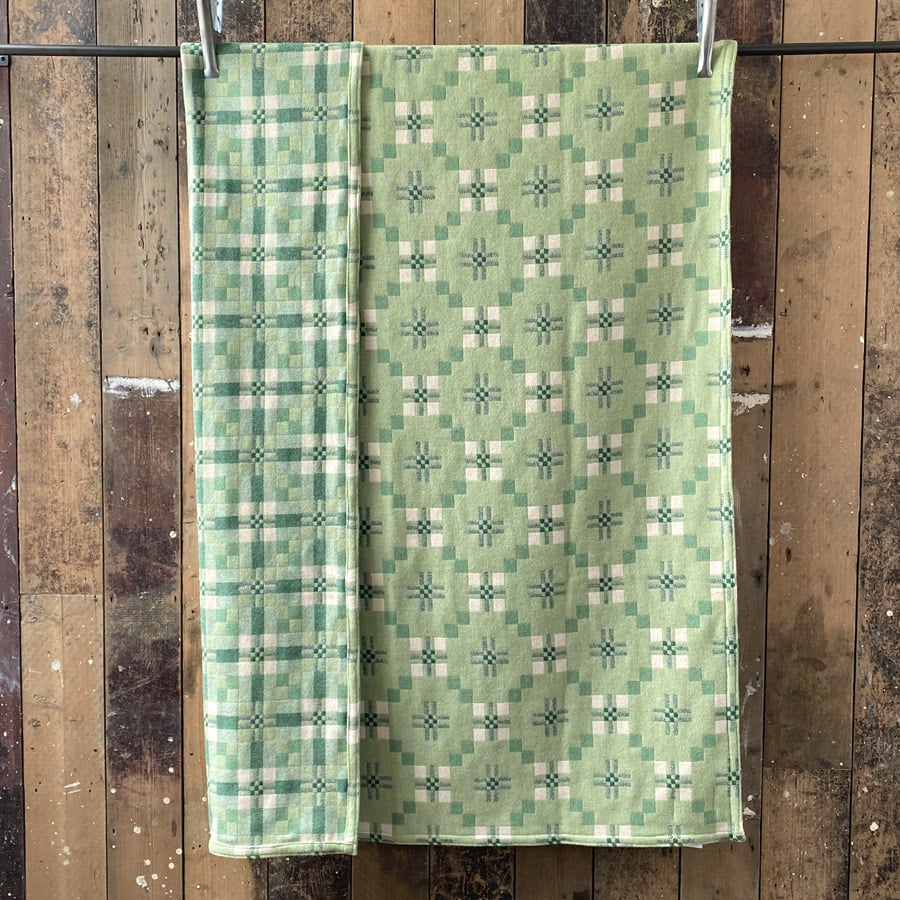 St David's Cross Welsh Throw - Deilin Green